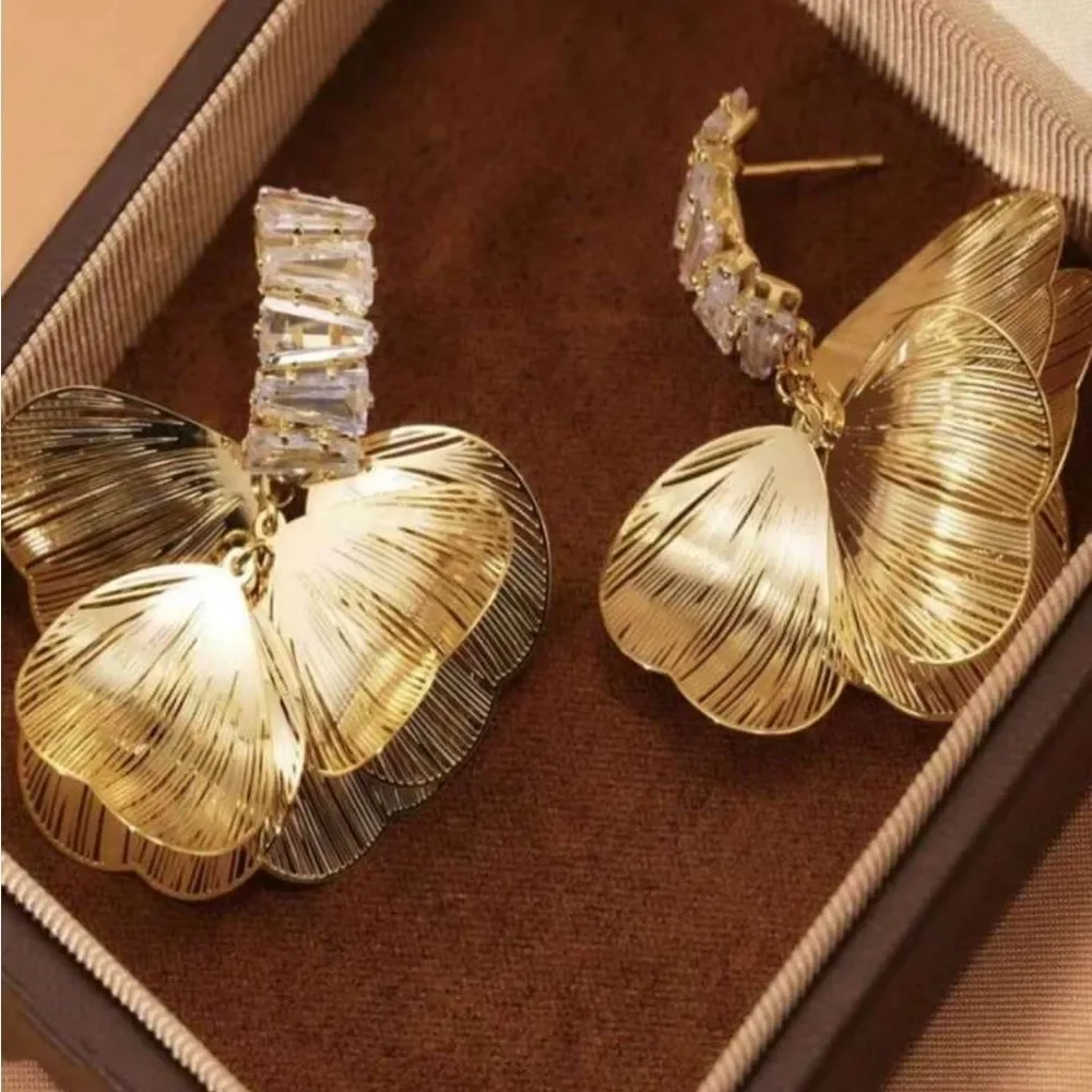 Gold Floral Petal Drop Earrings - Elegant Women's Jewelry R342